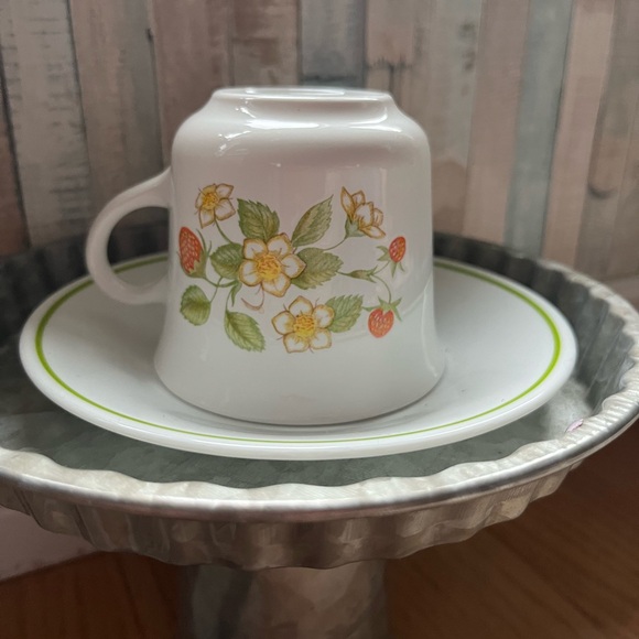 Corelle corning strawberry sundae tea cup and saucer - Picture 3 of 4